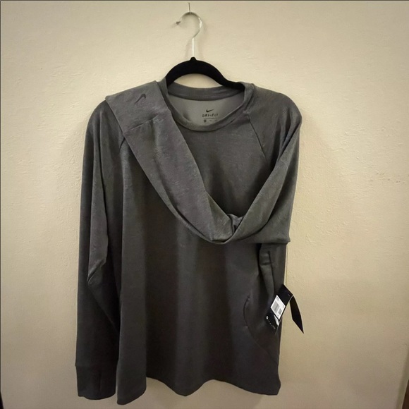 Women’s XXL Nike Pro Warm NWT long sleeve originally $75 almost 70% for $25!!!! - Picture 6 of 11